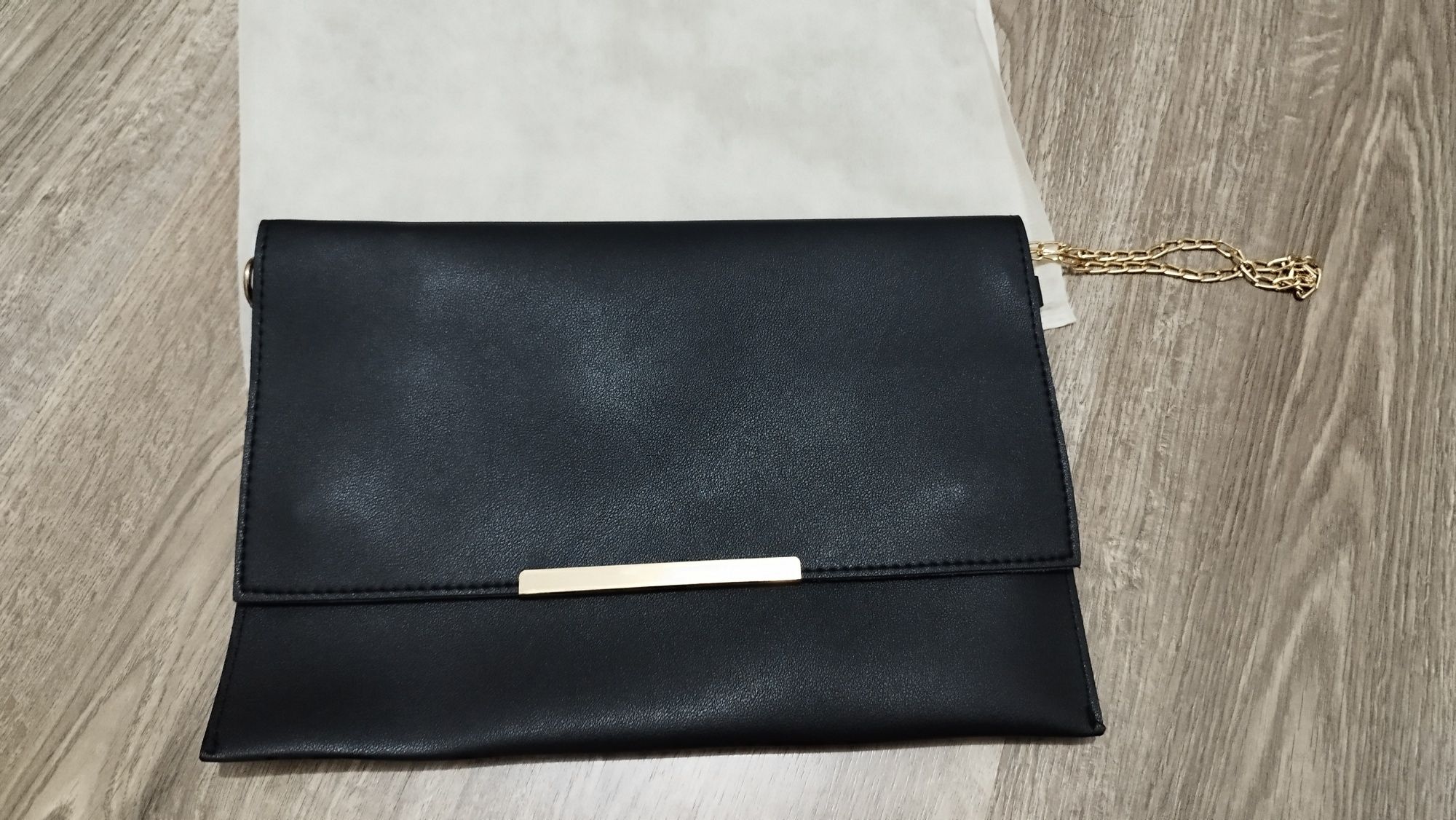 Clutch preta, com apontamento dourado
