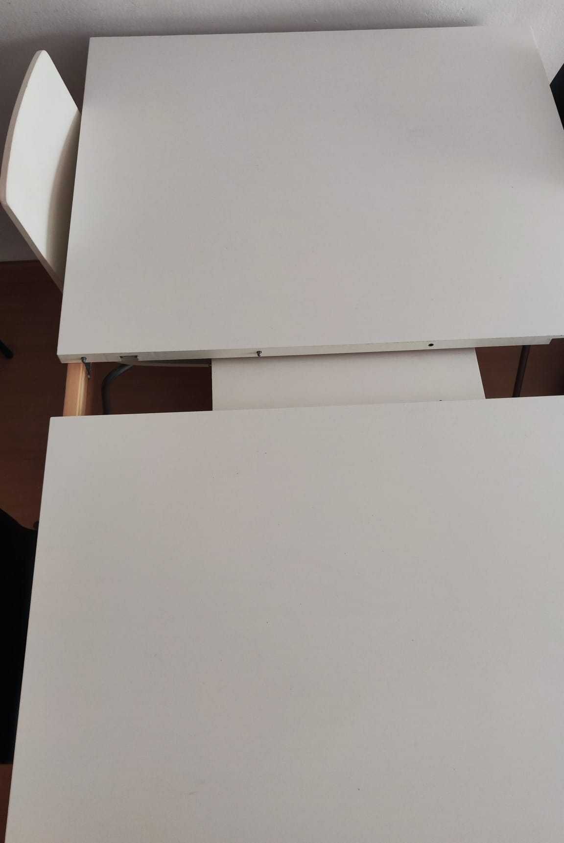 Mesa extensível IKEA BJURSTA branca com 4 cadeiras