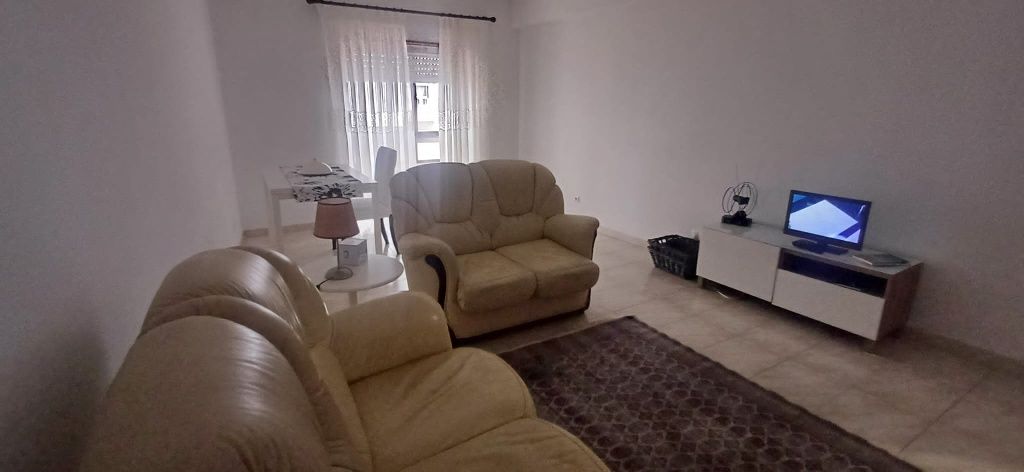 Sofas em pele creme.
