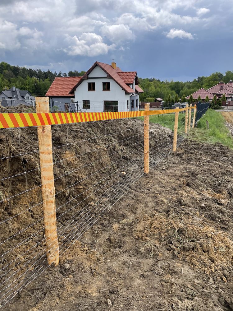 Ogrodzenie tymczasowe budowlane stemple siatka leśna płot brama słupki