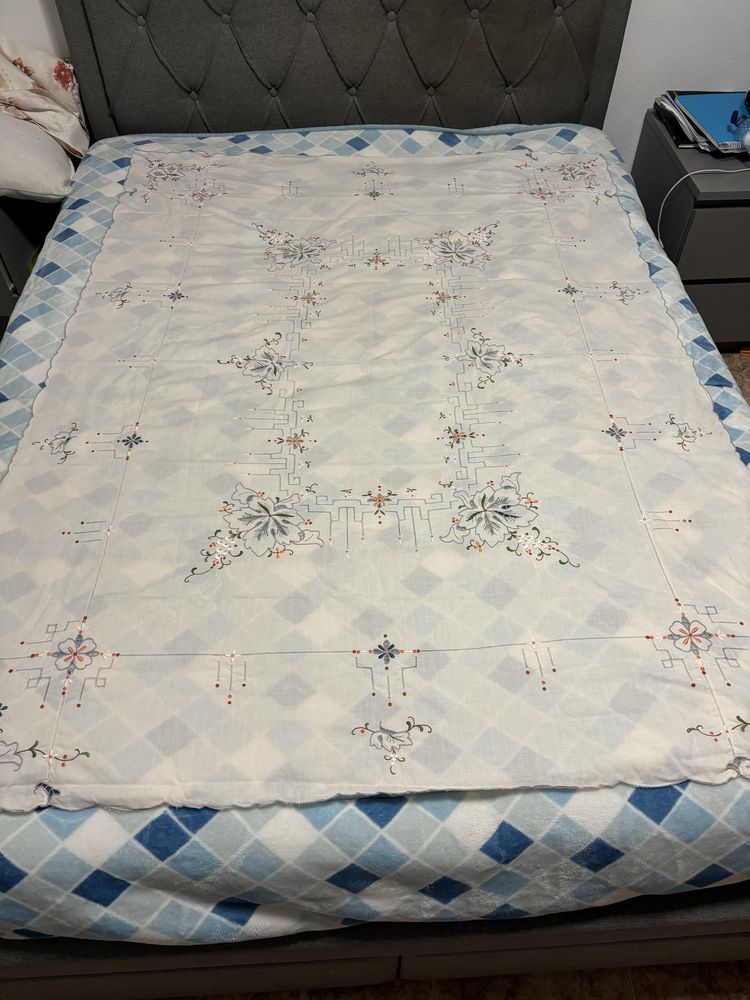 Toalha de mesa em linho bege motivos florais richelieu e 4 guardanapos