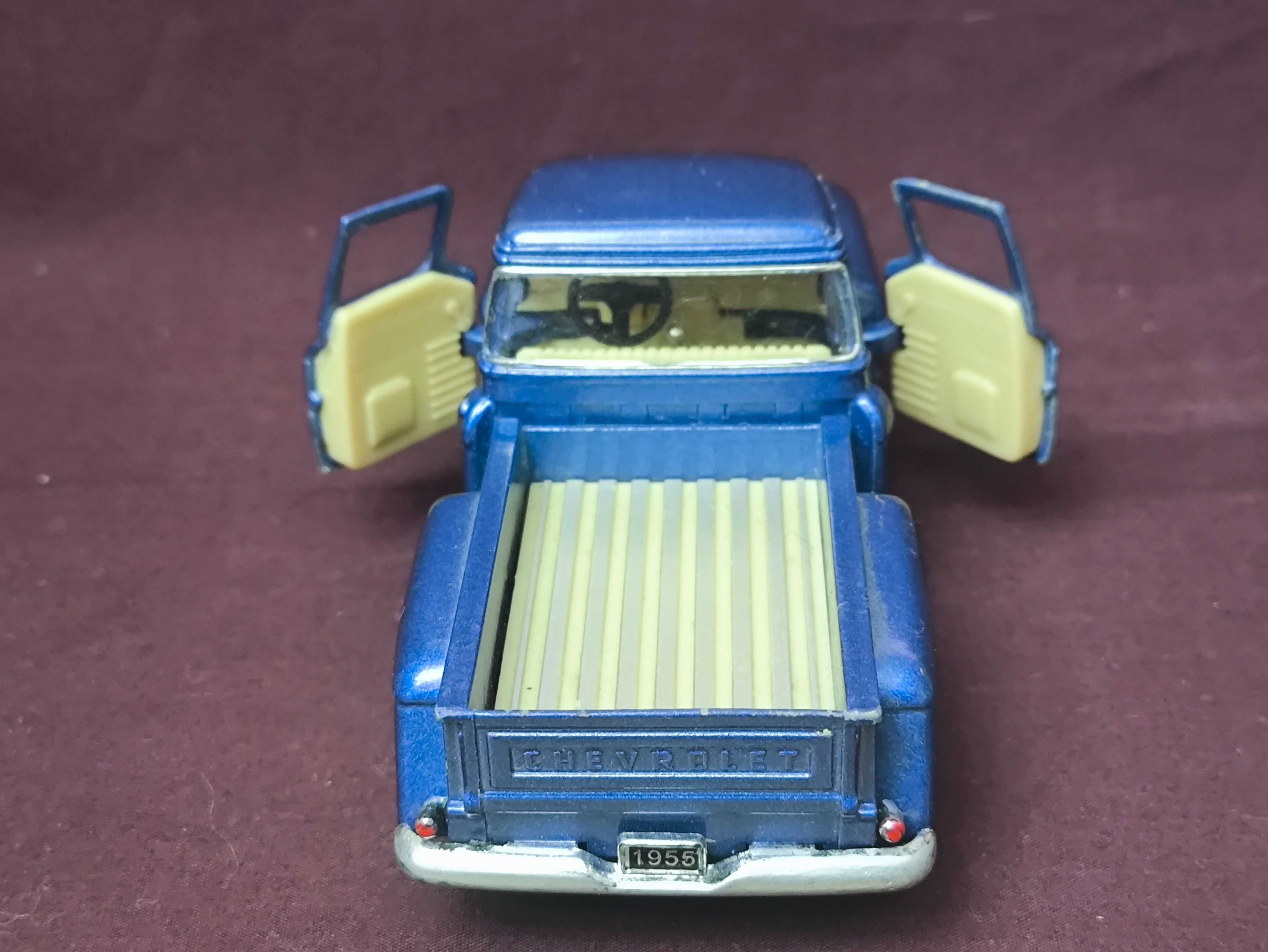 Машинка инерционная Chevy Stepside Pick-Up 1:32 Kinsmart