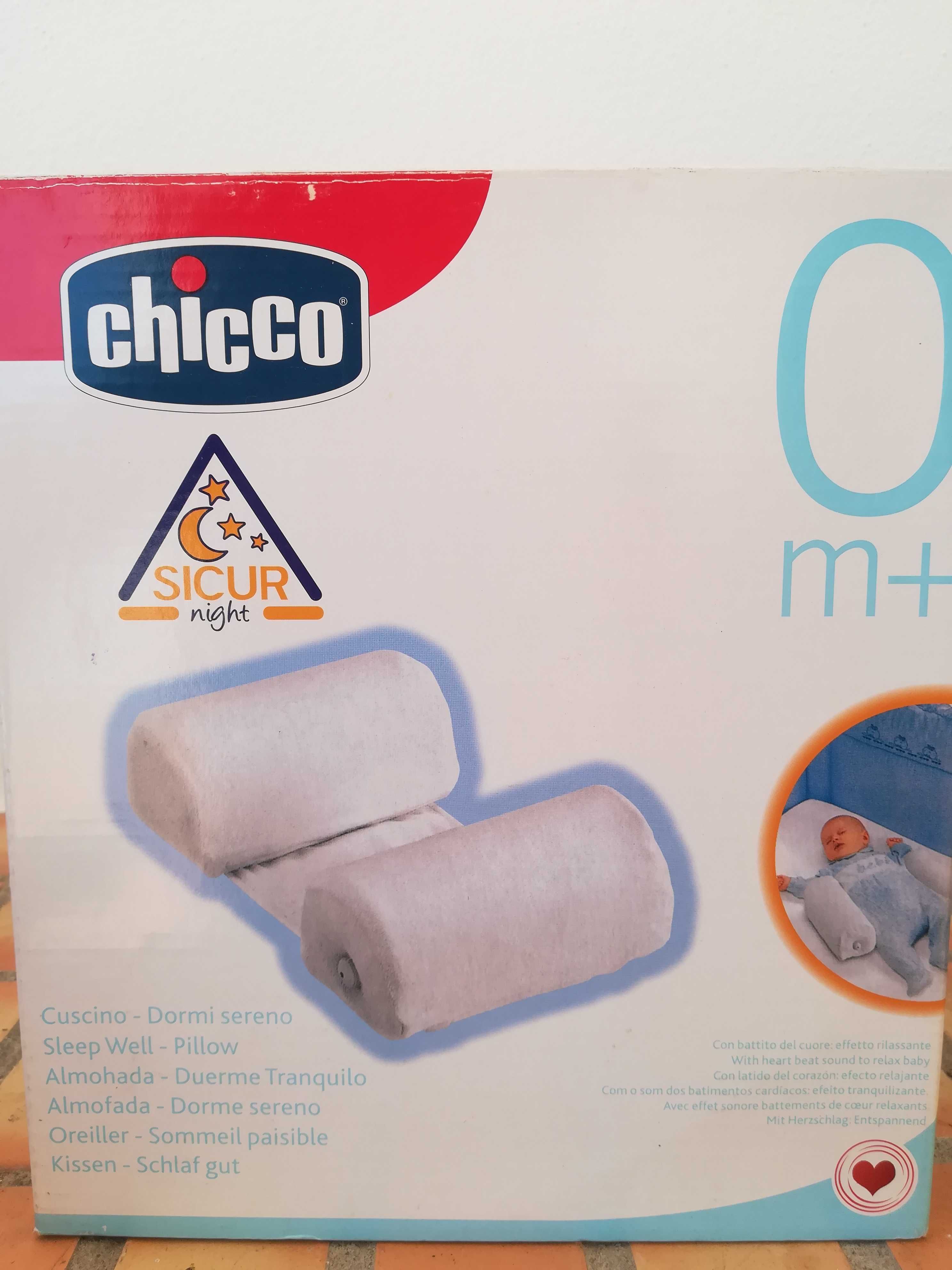 Almofada segura e embala bebé.