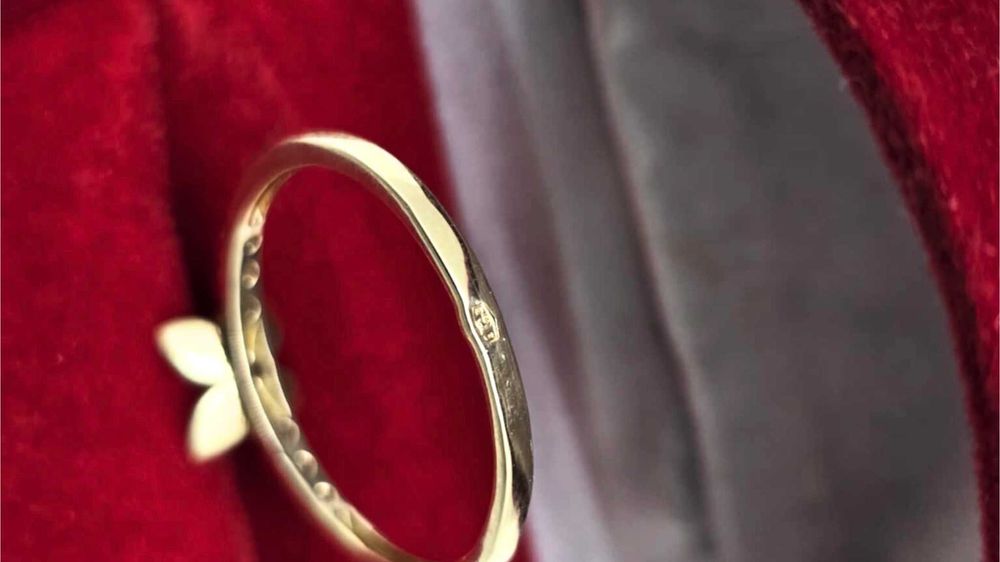 NOWY delikatny złoty pierścionek z kwiatkiem 585 - 1,68g - r.17