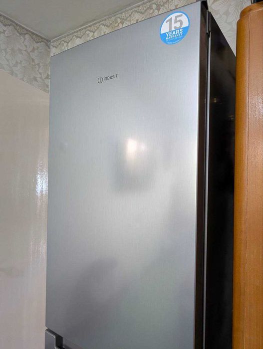 Холодильник Indesit INFC8 TI21X 0, потребує заміни термодатчика