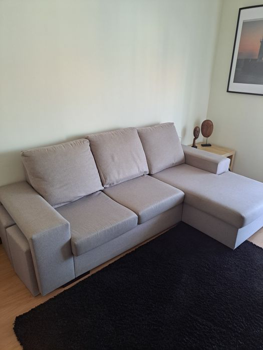 Sofá com chaise longue reversível,  e dois puffs