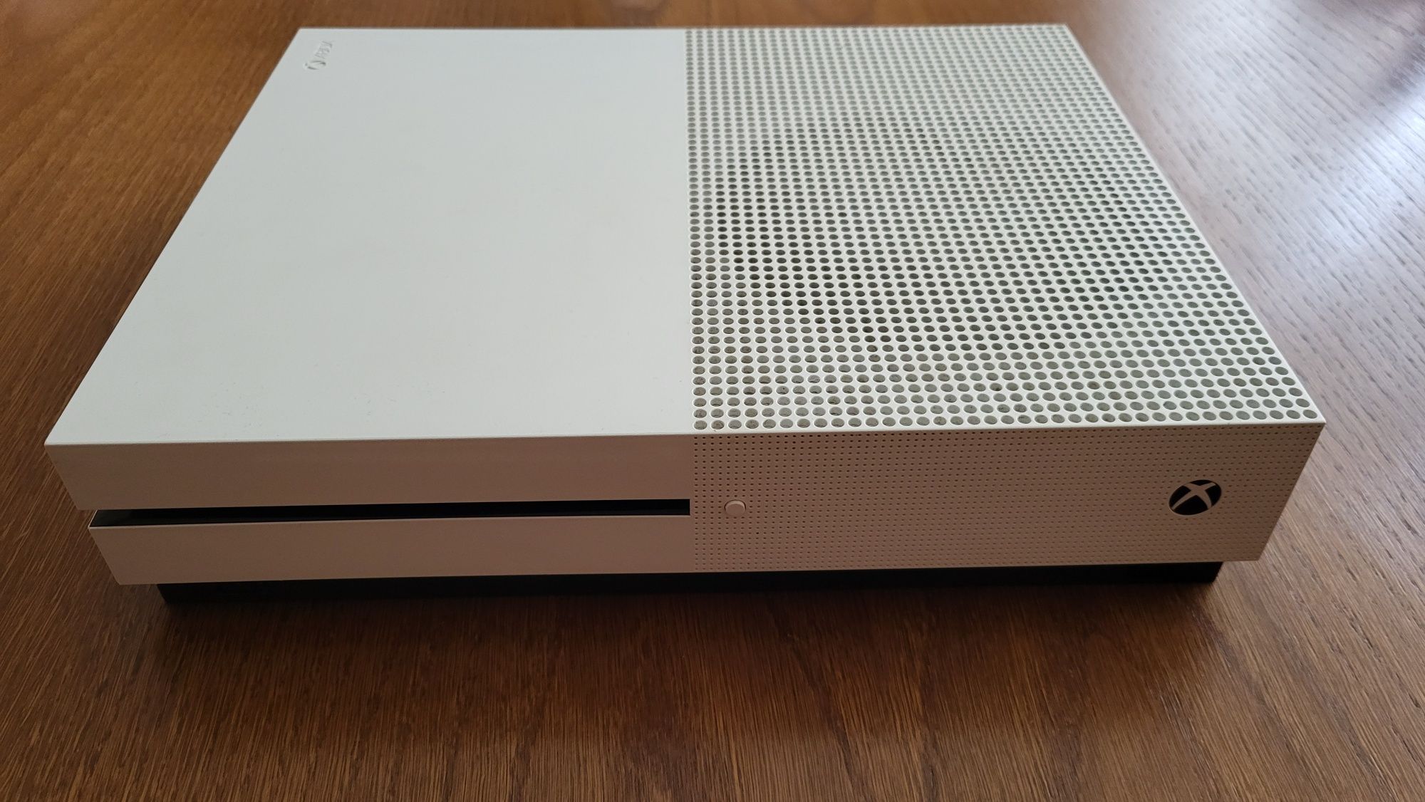 Xbox One S 1 TB + pad i FIFA 20