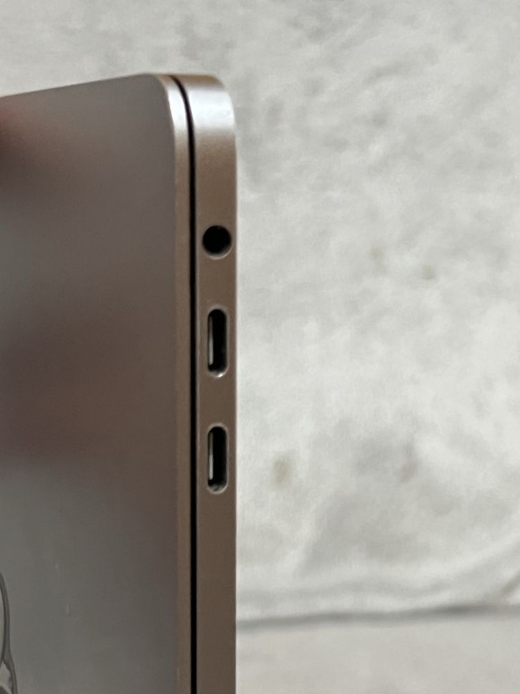 Продам MacBook Pro 2017 (512 ГБ / 8 ГБ / Intel Core i5)