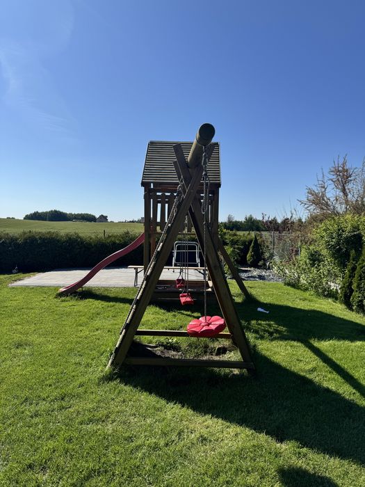 Plac zabaw , domek z piaskownicą i huśtawkami