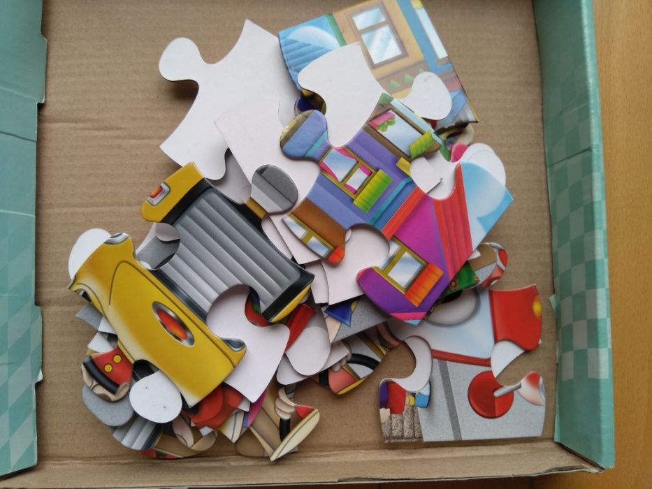 Puzzles em madeira e em cartão