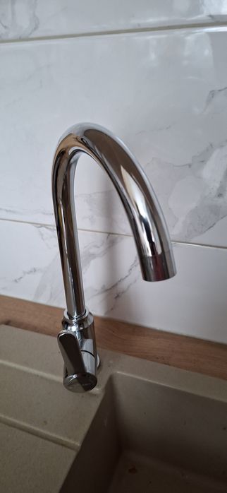 Kran ze zlewem.Kran nowy, zlewozmywak używany w dobrym stanie