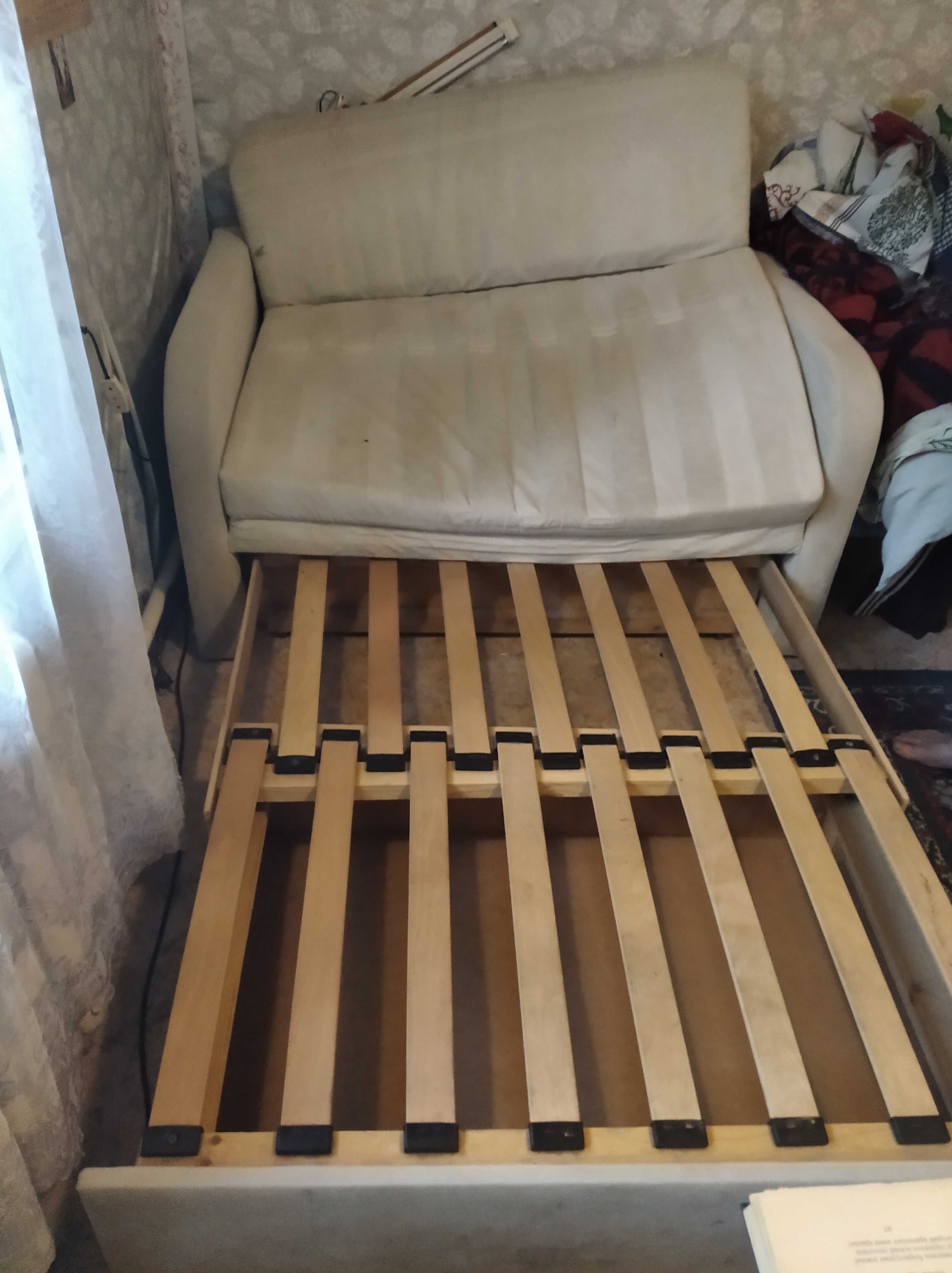 продам старый диван недорого