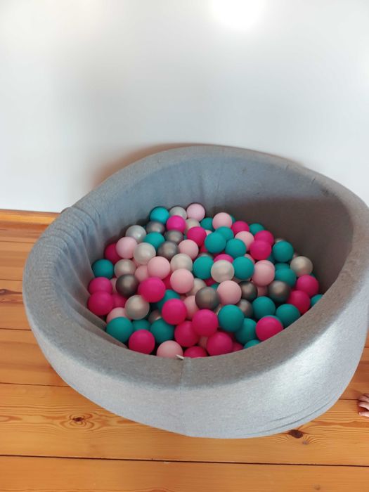 szary piankowy suchy basen z kulkami różowy kolorowe kulki dla dziecka