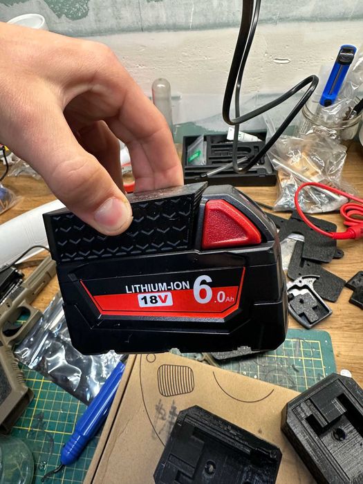 Uchwyt na baterie Milwaukee M18 – mocowanie ścienne | Druk 3D