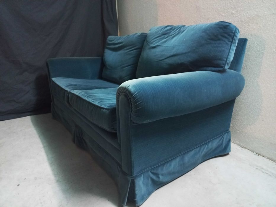 Sofá de 2 lugares em Veludo Azul Petróleo.