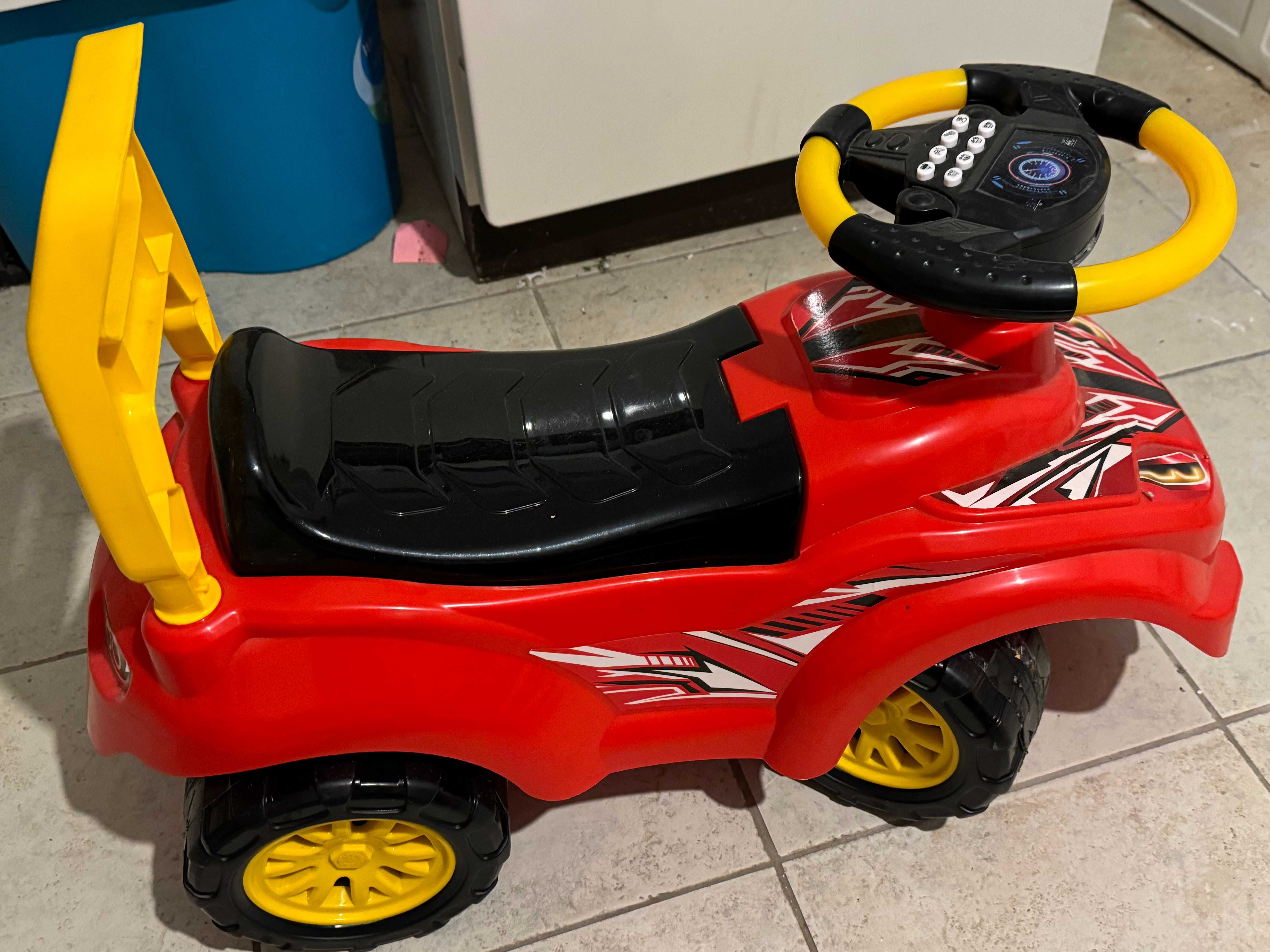 Czerwone auto pchacz jezdzik z bagaznikiem