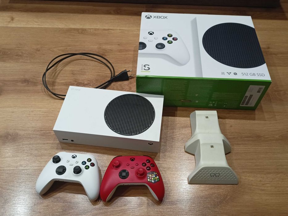 Sprzedam Xbox series s i 2 pady z ładowarką + game pass