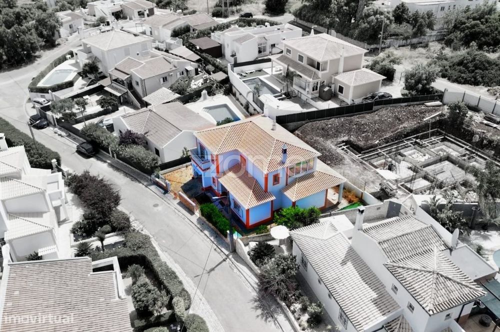 Moradia T3+1 com Garagem e Logradouro – Monte Canelas.