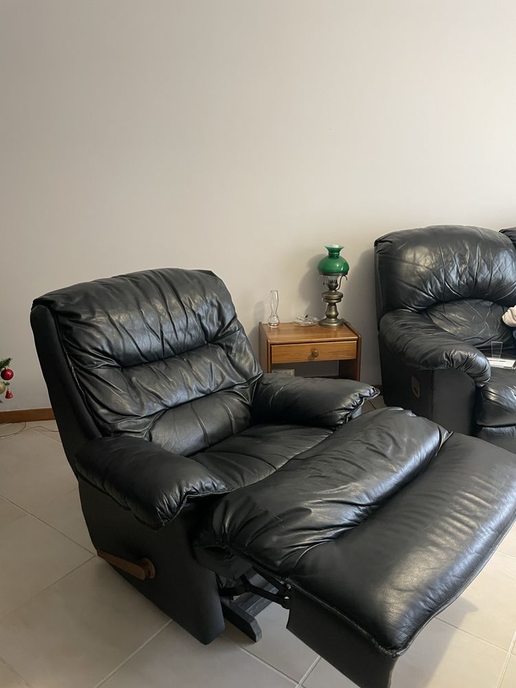 Conjunto 2 sofás em couro