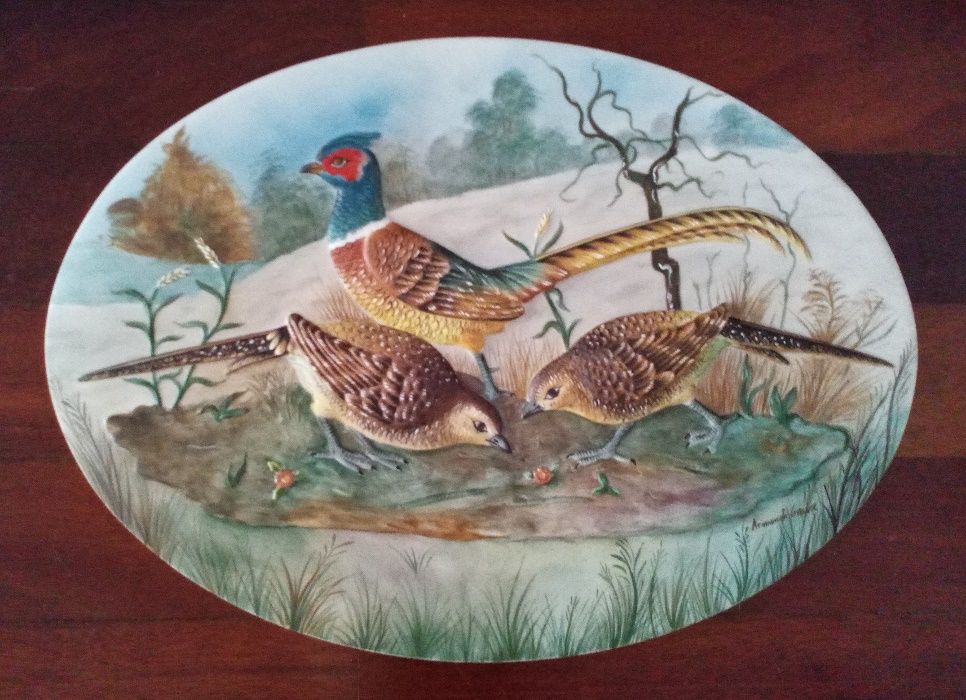 Placas em porcelana biscuit, relevos de Carlos Calisto, pintadas.