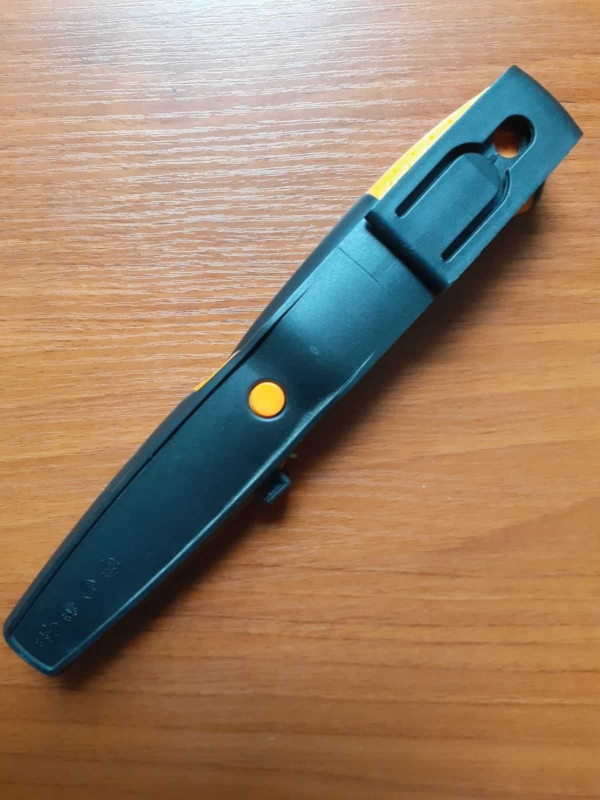 ніж для важких робіт з точилкою Fiskars