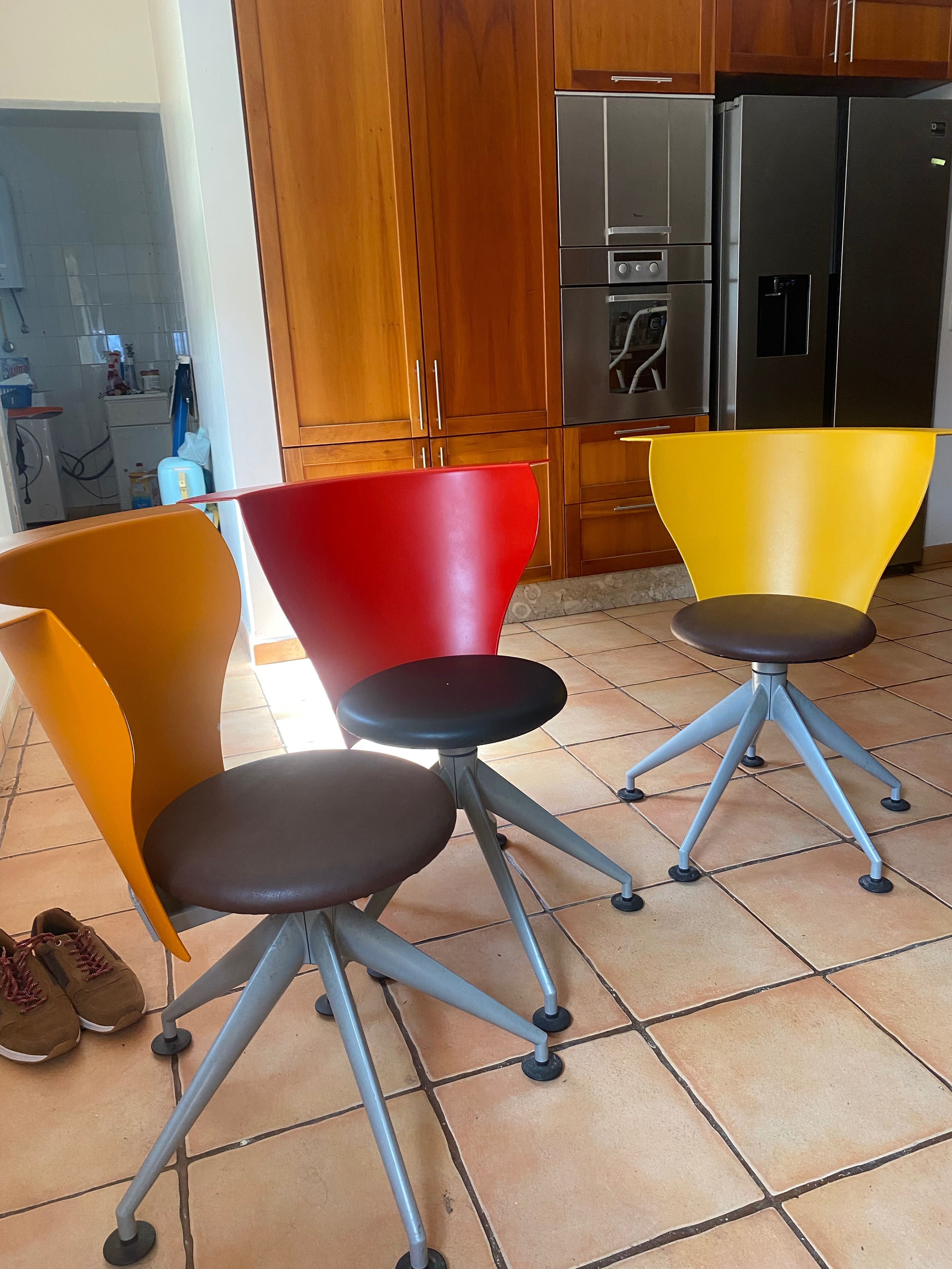 Mesa IKEA extensível com cadeiras de autor