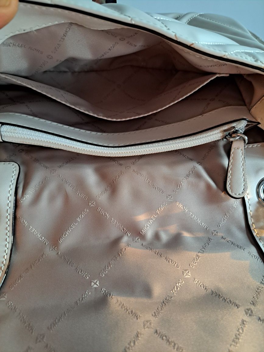 Mala de ombro Michael Kors em pele alcochoada