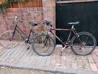 Duas bicicletas usadas