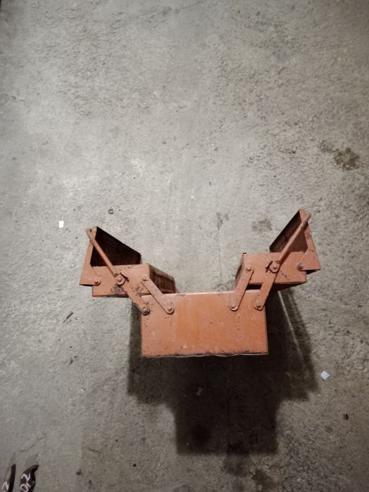 Skrzynka narzędziowa z czasów PRL.