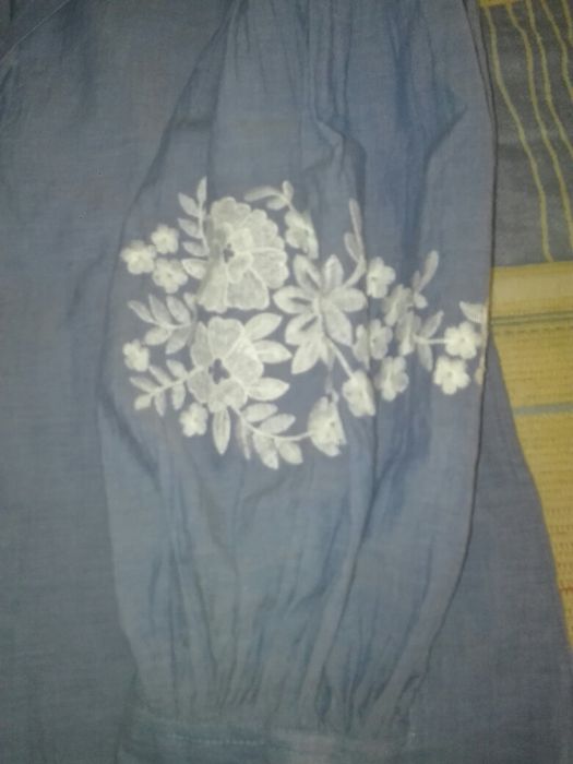 Camisa nova com mangas bordadas