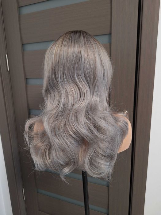 Peruka z koronką w platynowym blond ombre