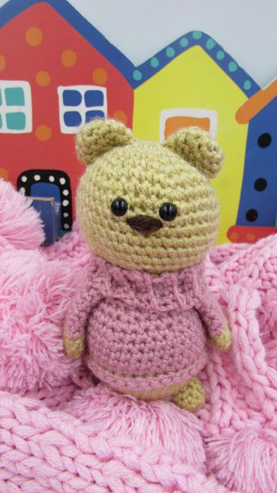 Misiu w koszulce ręcznie robiony maskotka amigurumi