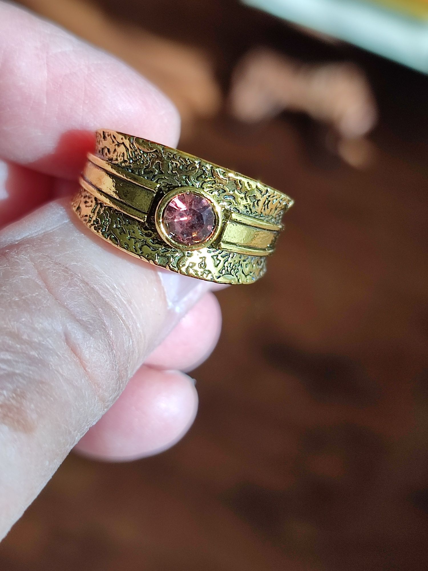 Pierścień z fioletową cyrkonią