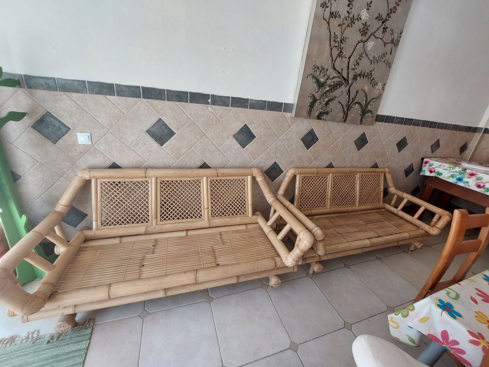 Sofás em bambu com almofadas