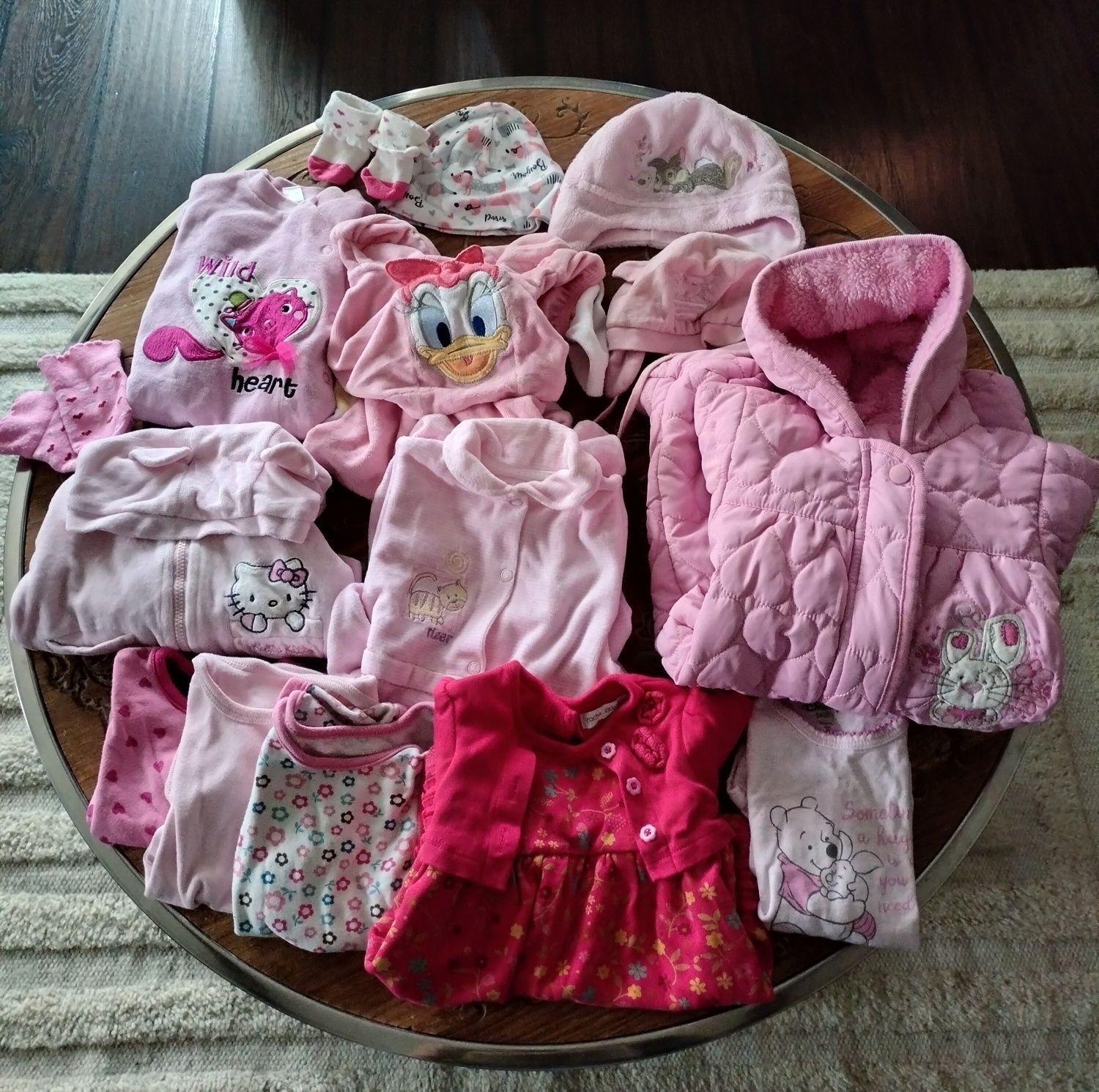 Paka różowych ubrań dla niemowlaka