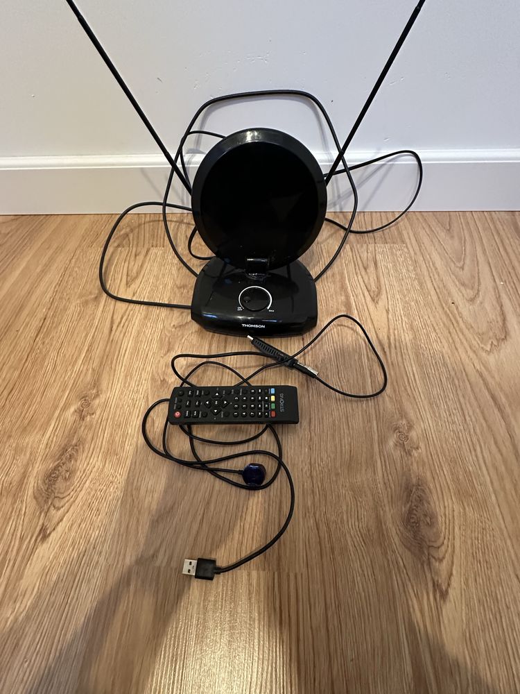 Antena wewnetrzna Thomson + Dekoder DVBT Strong z pilotem