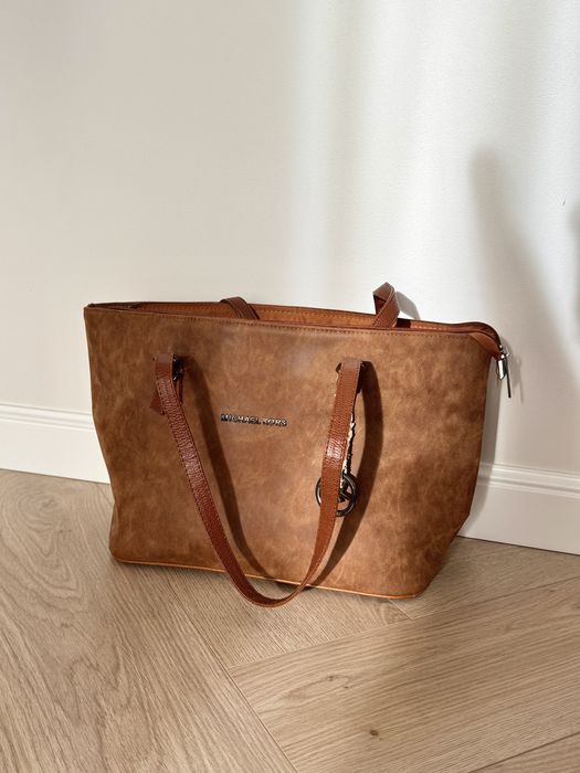 Brązowa torebka z paskiem a la zamszowa MK shopperka z logo