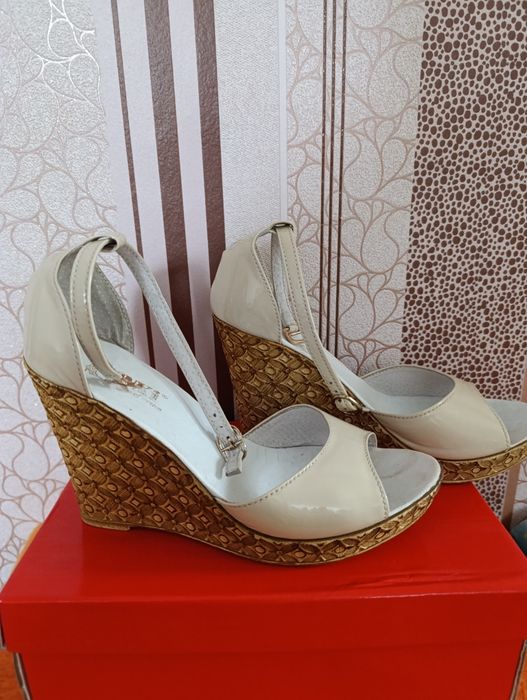 Модные босоножки