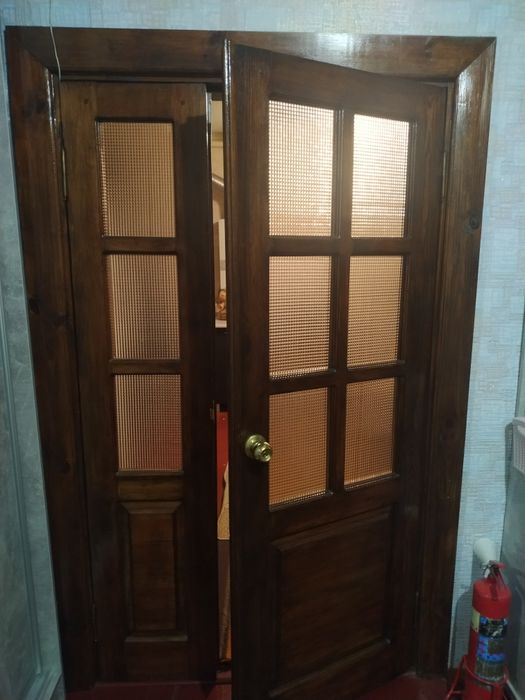 Двері міжкімнатні з коробкою та лиштвою . .