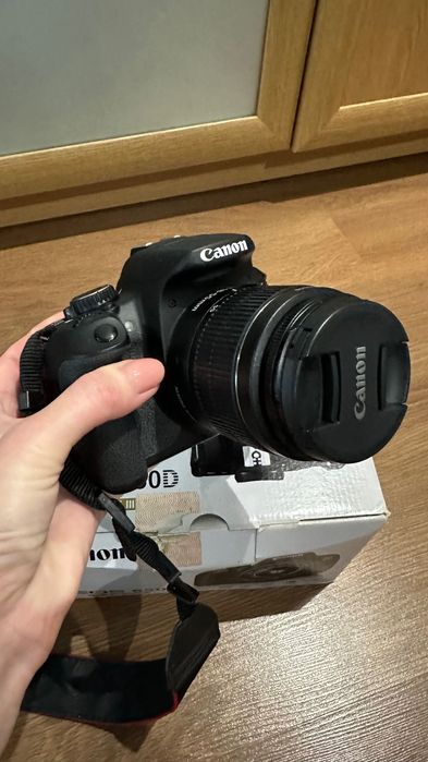 Продам фотоапарат з зеркальною камерою Canon 650D