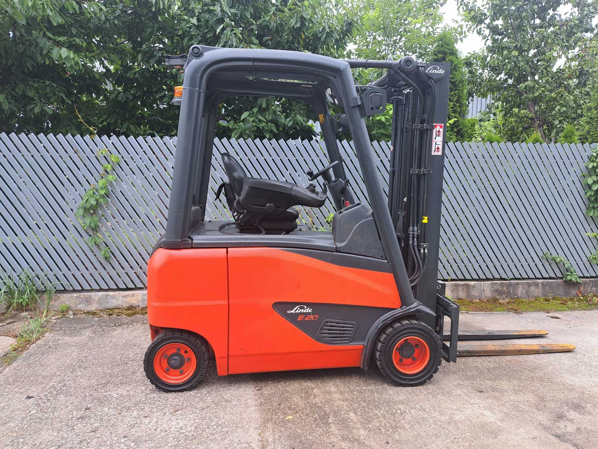 Wózek widłowy elektryczny  Linde E20PH Triplex  5210 mth.