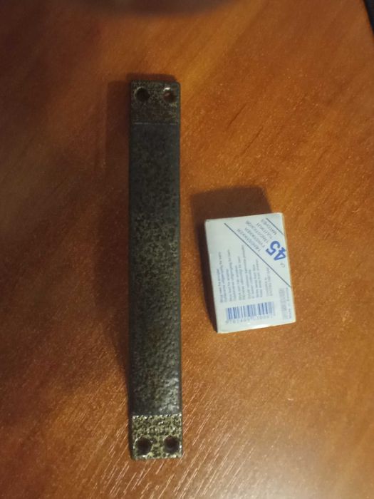 Ручка дверная металлическая.