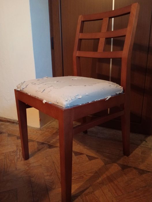 4 cadeiras em madeira