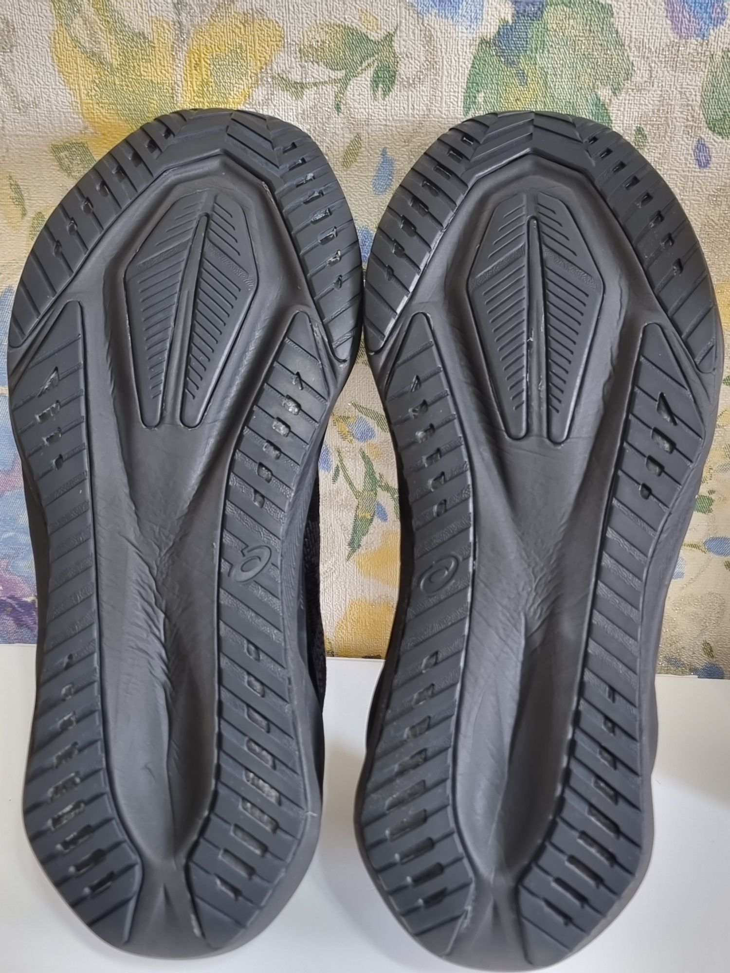 Оригінал 100% чоловічі кросівки asics novablast 5  eur 45