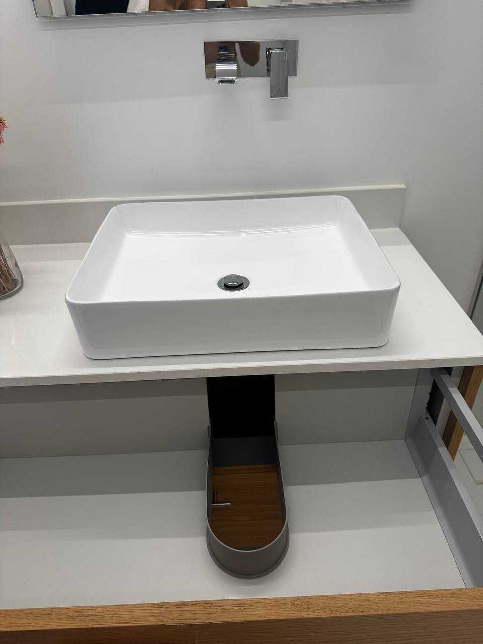 Móvel de casa de banho em cerâmica | Bathroom vanity with ceramic sink