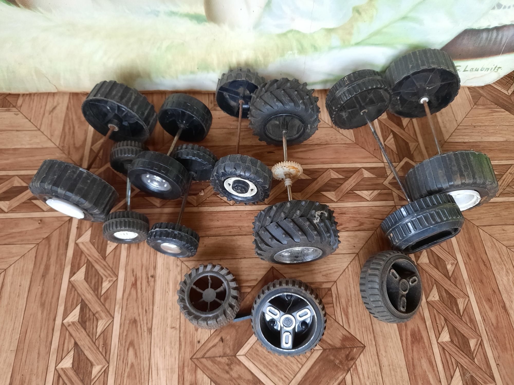 Металлические модельки машинок и колес на запчасти
