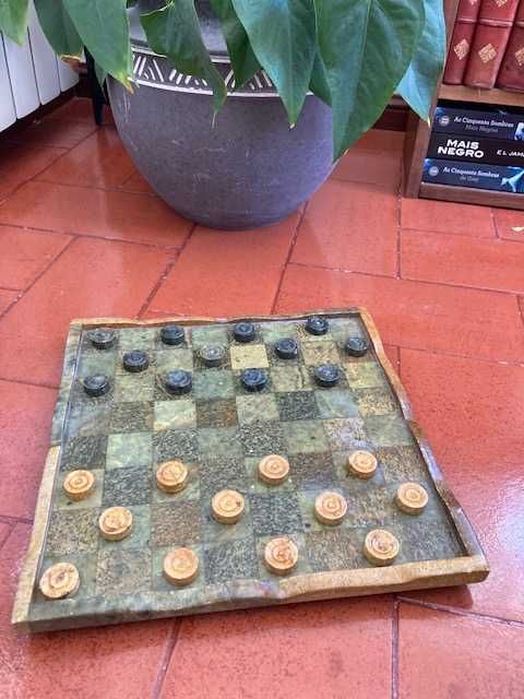 jogo de xadrez e damas em pedra-sabão