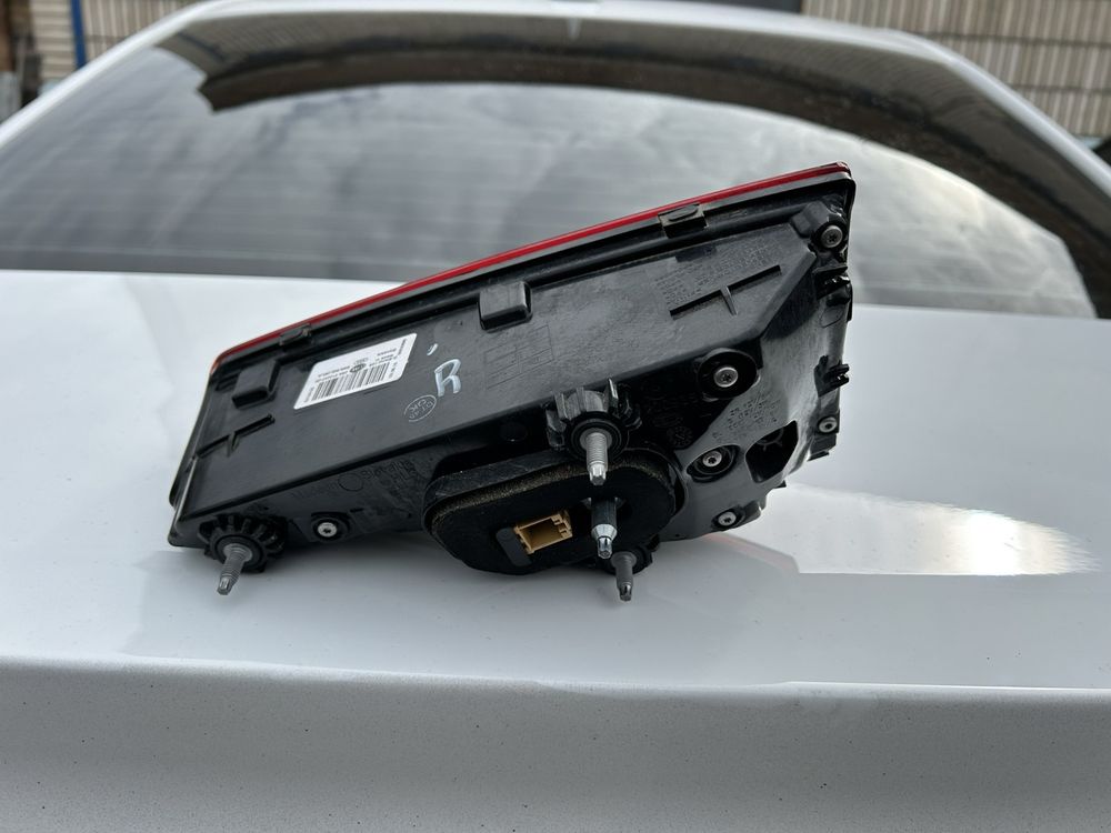 Фонарь правый в крышку багажника Audi A4 B9