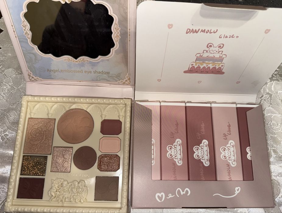 Палетка тіней для очей та блиску для губ (5 штук).