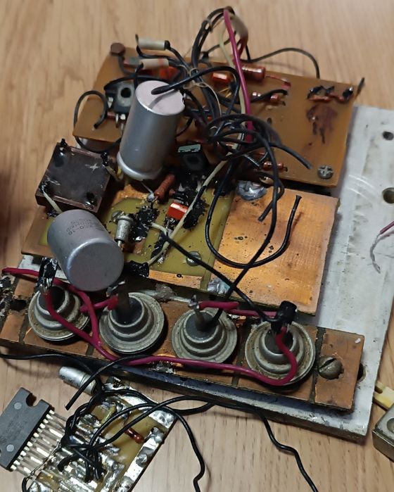 Набір резисторів плюс ліхтарик робочий заряджається від мережі, діоди.